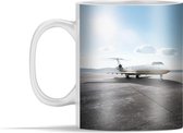 Mok - Een vliegtuig geparkeerd op een luchthaven - 350 ml - Beker