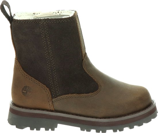 Bruine leren laars met donkerbruine suède inzetstukken, dikke profielzool en Timberland-logo.
