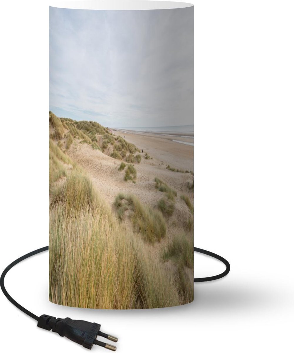Lamp - Nachtlampje - Tafellamp slaapkamer - Duinen - Strand - Engeland - 54 cm hoog - Ø24.8 cm - Inclusief LED lamp