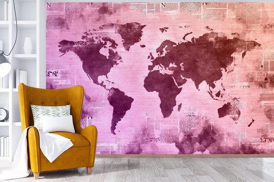 Wereldkaart en différents tons violets sur fond avec journal 420x280 cm