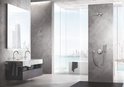 Moderne badkamer met grijze tegels, een zwevend meubel met dubbele wastafels, en een inbouw douche met handdouche en rainshower.