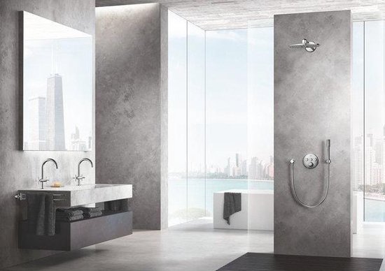 Moderne badkamer met grijze tegels, een zwevend meubel met dubbele wastafels, en een inbouw douche met handdouche en rainshower.