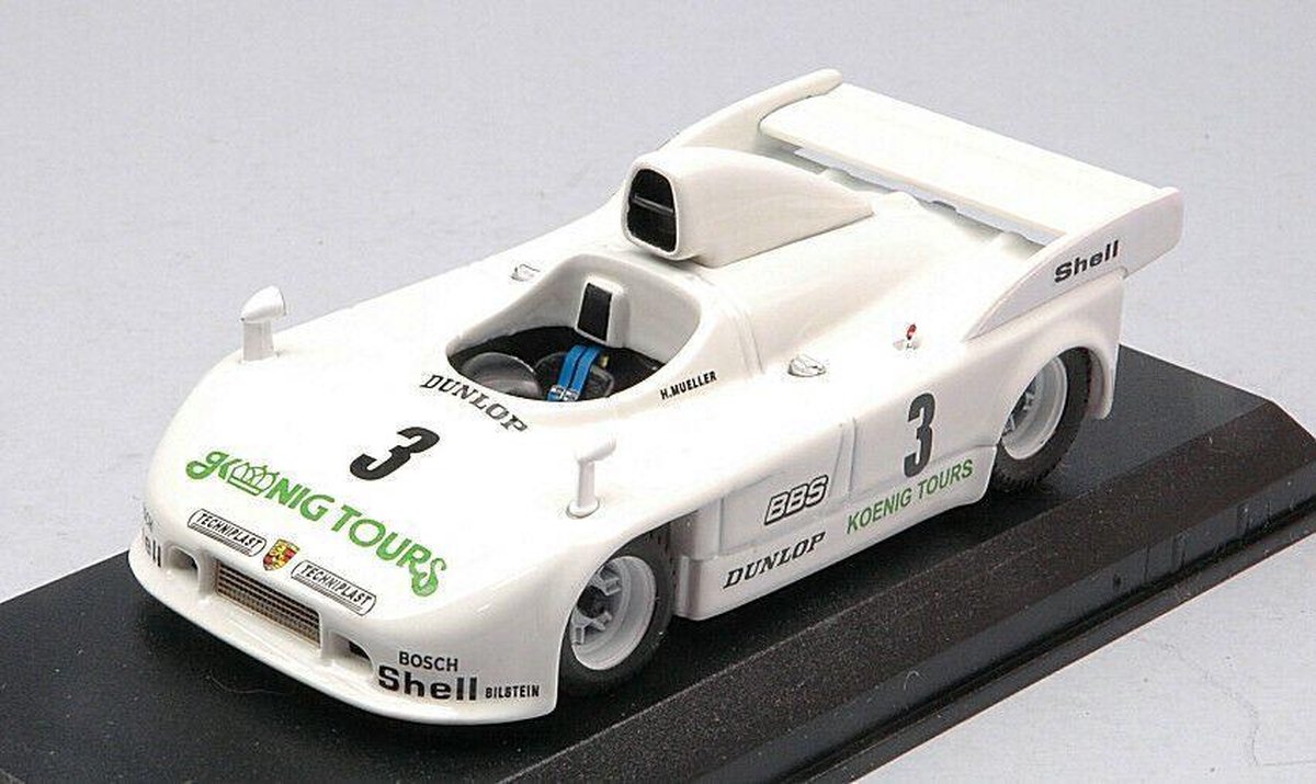 De 1:43 Diecast Modelcar van de Porsche 908/4 #3 van de Nürburgring van 1971. De bestuurder was Muller. De fabrikant van het schaalmodel is Best Model. Dit model is alleen online verkrijgbaar