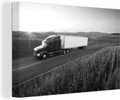 Canvas Schilderij Vrachtwagen rijdend in een omgeving - zwart wit - 120x80 cm - Wanddecoratie