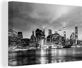 Canvas Schilderij New York aan het water bij nacht - zwart wit - 120x80 cm - Wanddecoratie