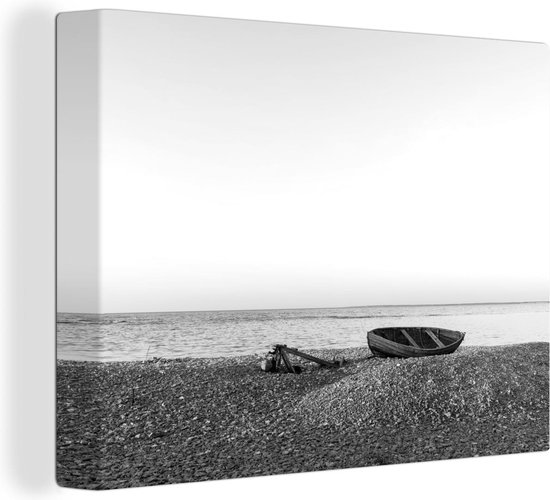 Canvas Schilderij Boot op het strand bij de zee - zwart wit - Wanddecoratie