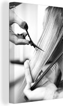 Canvas Schilderij Een vrouw die geknipt wordt door een kapper - zwart wit - 20x30 cm - Wanddecoratie