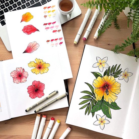 Een open schetsboek toont kleurrijke hibiscusbloemen, omringd door tropische bladeren en frangipani's, met stiften ernaast.