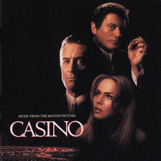 Muziek van de film Casino, met Robert De Niro, Joe Pesci en Sharon Stone. Pesci houdt een dobbelsteen omhoog.