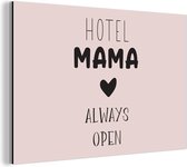 Wanddecoratie Metaal - Aluminium Schilderij Industrieel - Spreuken - Mama - Quotes - Hotel mama always open - 30x20 cm - Dibond - Foto op aluminium - Industriële muurdecoratie - Voor de woonkamer/slaapkamer