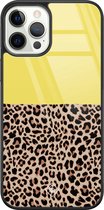 Casimoda® hoesje - Geschikt voor iPhone 12 Pro - Luipaard Geel - Luxe Hard Case Zwart - Backcover telefoonhoesje - Geel
