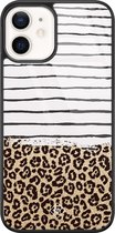 Casimoda® hoesje - Geschikt voor iPhone 12 - Luipaard strepen - Luxe Hard Case Zwart - Backcover telefoonhoesje - Bruin/beige