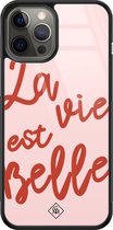 Casimoda® hoesje - Geschikt voor iPhone 12 Pro Max - La Vie Est Belle - Luxe Hard Case Zwart - Backcover telefoonhoesje - Roze