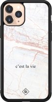 Casimoda® hoesje - Geschikt voor iPhone 11 Pro - C'est La Vie - Luxe Hard Case Zwart - Backcover telefoonhoesje - Bruin/beige