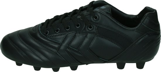 Zwarte hummel voetbalschoen met veters en Hummel-logo op de zijkant.