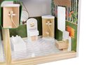 Poppenhuis badkamer met ligbad, fontein, douche en toilet. Groen geblokt behang.