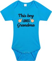 This boy loves grandma tekst baby rompertje blauw jongens - Cadeau oma - Babykleding 92
