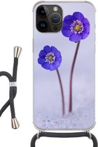 Geschikt voorApple Iphone 14 Pro Max - Crossbody Case - Bloemen - Sneeuw - Paars - Siliconen - Crossbody - Backcover met Koord - Telefoonhoesje met koord - Hoesje met touw