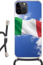 Geschikt voorApple Iphone 14 Pro Max - Crossbody Case - De vlag van Italië wappert in de lucht - Siliconen - Crossbody - Backcover met Koord - Telefoonhoesje met koord - Hoesje met touw
