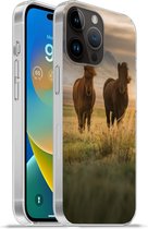 Telefoonhoesje Geschikt voorApple Iphone 14 Pro hoesje - Paarden - Lucht - Gras - Siliconen Telefoonhoesje