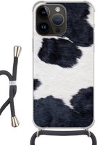 Geschikt voorApple Iphone 14 Pro - Crossbody Case - Afbeelding van een zwart-witte koeienhuid - Siliconen - Crossbody - Backcover met Koord - Telefoonhoesje met koord - Hoesje met touw