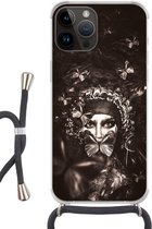 Geschikt voorApple Iphone 14 Pro Max - Crossbody Case - Vrouw - Vlinder - Zwart - Wit - Siliconen - Crossbody - Backcover met Koord - Telefoonhoesje met koord - Hoesje met touw