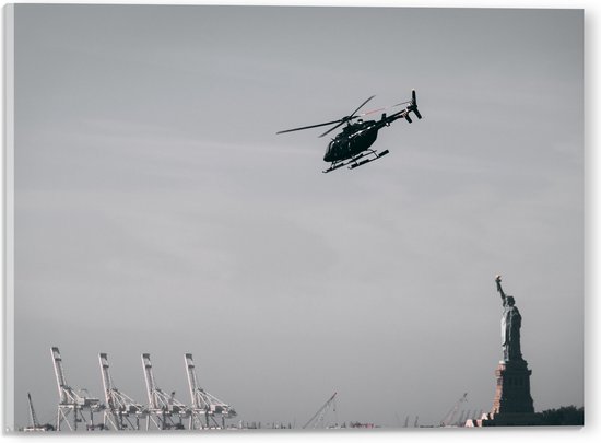 WallClassics - Acrylglas - Helikopter zwevend boven Vrijheidsbeeld in New York - 40x30 cm Foto op Acrylglas (Wanddecoratie op Acrylaat)
