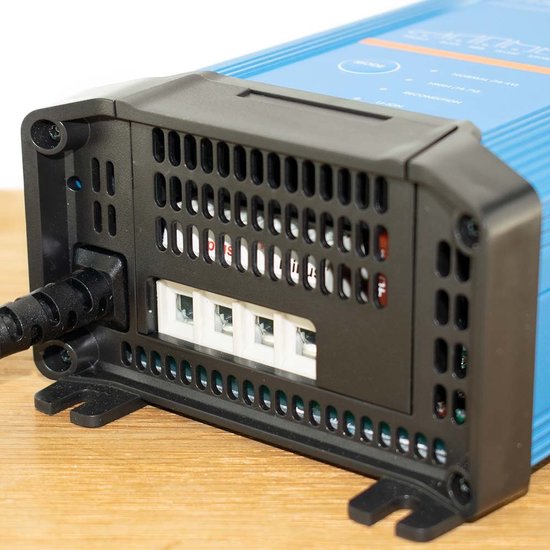 Blue Smart IP22 Charger 12/30(3) 230V CEE 7/7 Victron