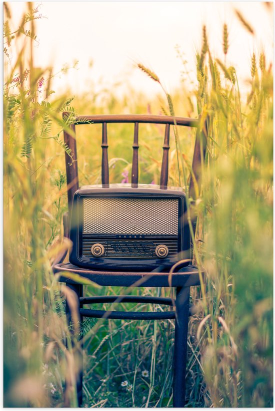 WallClassics - Poster (Mat) - Ouderwetse Radio op Stoel - 40x60 cm Foto op Posterpapier met een Matte look