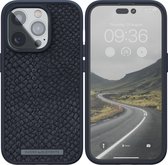 Njord byELEMENTS iPhone 14 Pro hoesje - Telefoonhoesje van Hoogwaardig Zalmleer - Gereycled / Duurzaam materiaal - 2 Meter valbescherming - Geschikt voor Magsafe / Draadloos laden - Zwart