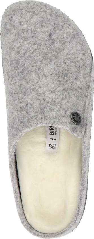 Lichtgrijze vilten Birkenstock pantoffel met crème schapenvacht voering, gezien van bovenaf.