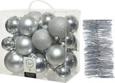 Kerstversiering kunststof kerstballen 6-8-10 cm met glitter folieslingers pakket zilver van 28x stuks - Kerstboomversiering