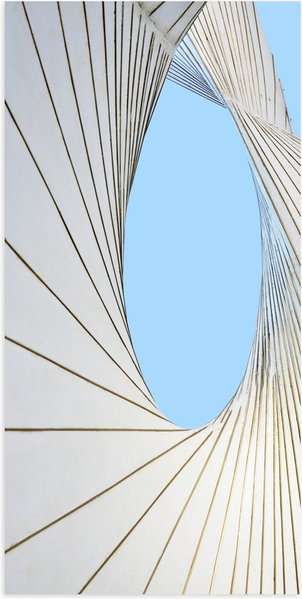 Poster (Mat) - Abstract Groot Wit Gebouw met Bruine Details onder Helderblauwe Lucht - 50x100 cm Foto op Posterpapier met een Matte look