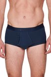 Blauwe Ten Cate slip met donkerblauwe tailleband met logo, gedragen door een man.