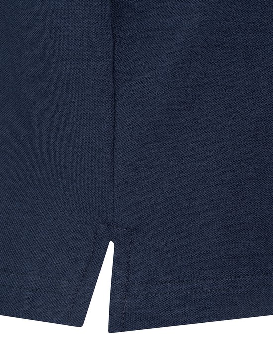 Donkerblauw katoenen poloshirt, detail van de zoom met split aan de zijkant.