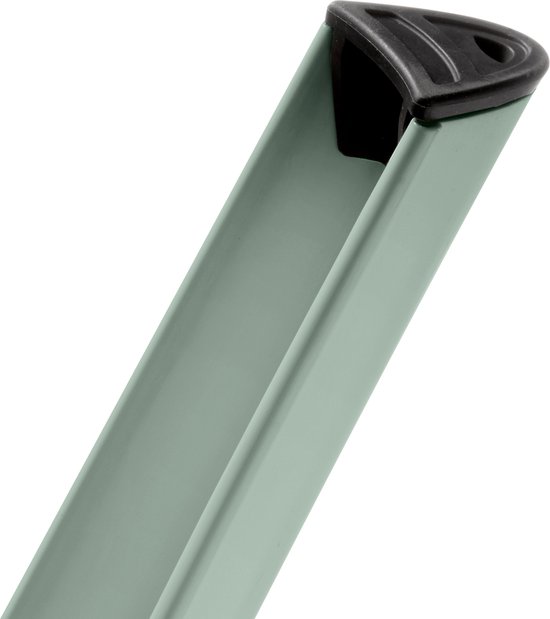 Détail du pied d'une chaise de jardin vert vintage avec un capuchon noir.