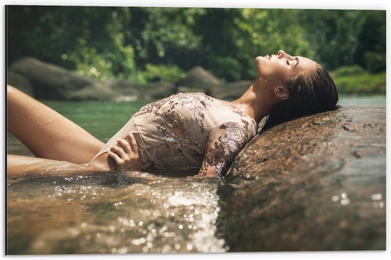 Dibond - Poserende Vrouw in Glitter Zwemkleding in Rivier - 60x40 cm Foto op Aluminium (Wanddecoratie van metaal)