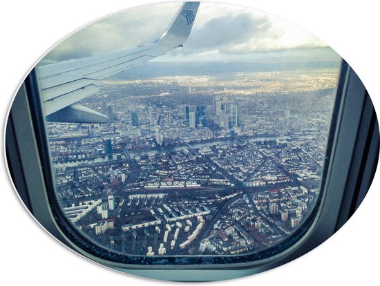 PVC Schuimplaat Ovaal - Uitzicht over Bebouwde Stad vanuit Vliegtuig - 68x51 cm Foto op Ovaal (Met Ophangsysteem)