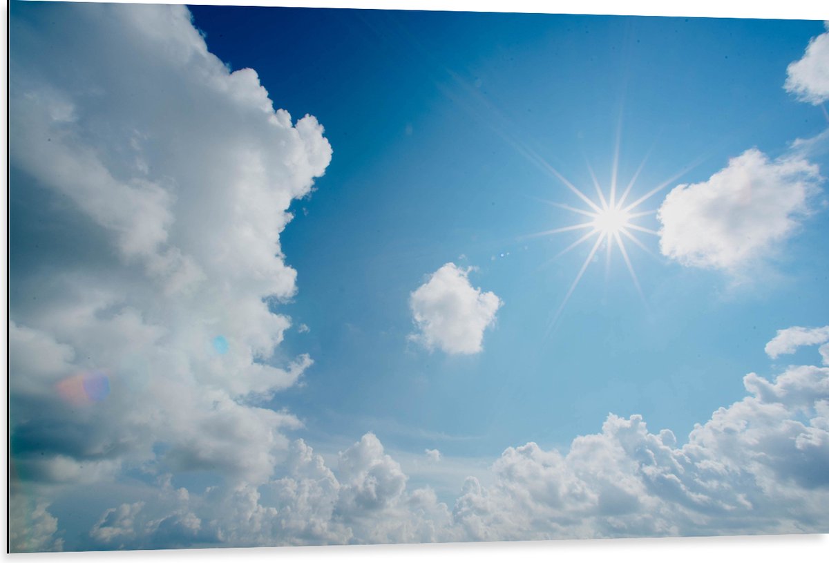 Dibond - Felle Zon door Sluierbewolking - 105x70 cm Foto op Aluminium (Met Ophangsysteem)