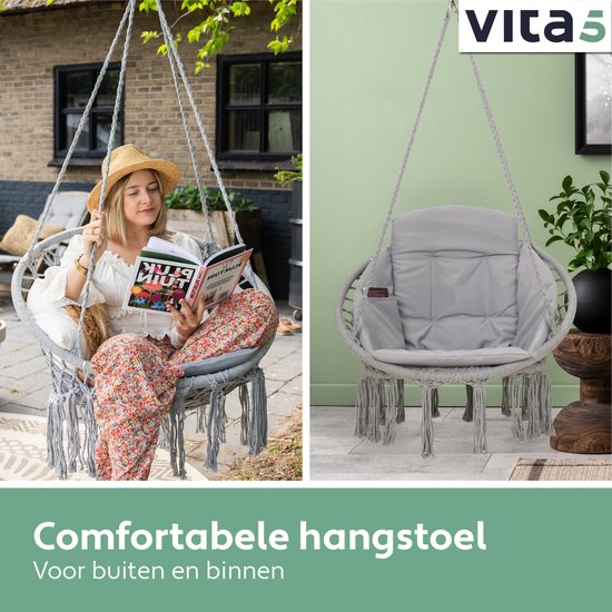 Collage van een grijze macramé hangstoel met franjes en kussen; links op de foto een vrouw die leest, rechts een stilstaande stoel.