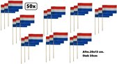50x Zwaaivlaggetjes op stok rood/wit/blauw - zwaai vlaggetjes EK WK thema feest nederland koningsdag festival uitdeel