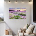 Een tuinposter met een paarse lavendelweide bij zonsondergang, boven een zithoek op een balkon met verlichting.