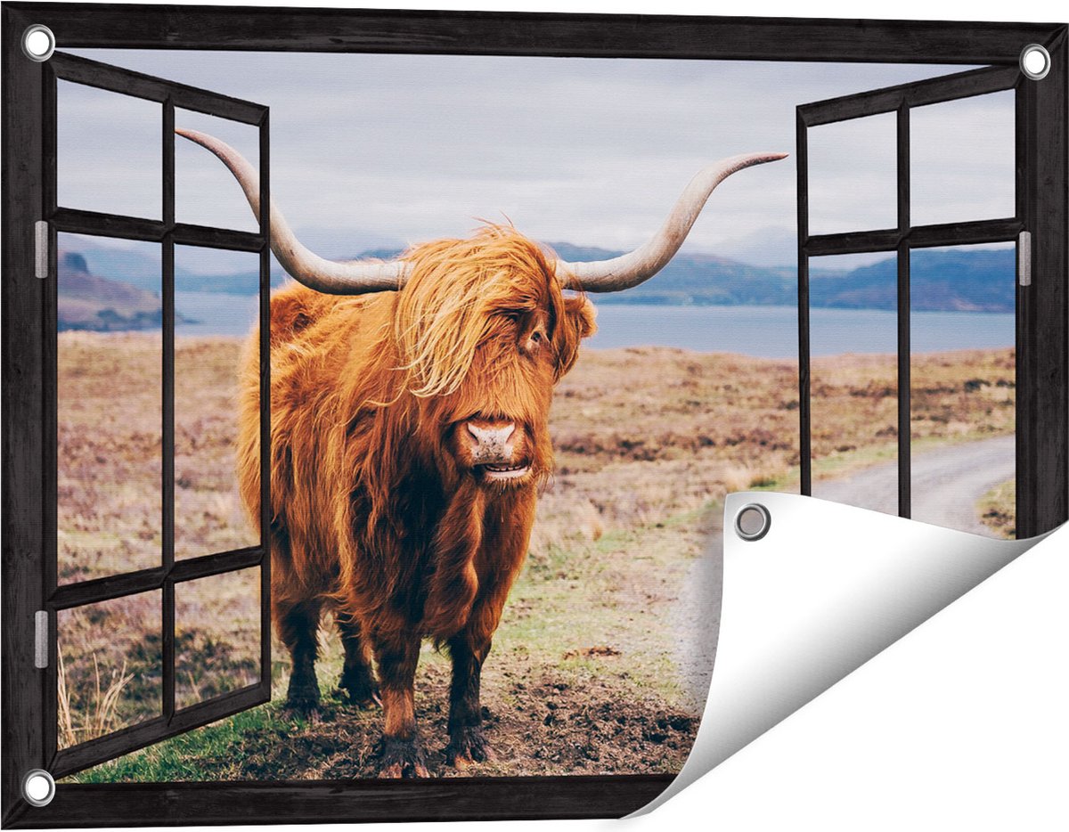 Gards Tuinposter Doorkijk Schotse Hooglander Koe op de Weg - 60x40 cm - Tuindoek - Tuindecoratie - Wanddecoratie buiten - Tuinschilderij zwart