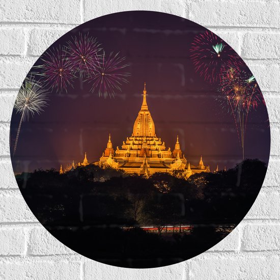 Muursticker Cirkel - Vuurwerkpijlen boven Verlichte Tempel - 60x60 cm Foto op Muursticker