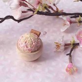 Collier coussin à épingles Cohana Sakura Temari rose.