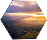 Dibond Hexagon - Felle Zonnestralen over het Landschap in Indonesië - 40x34.8 cm Foto op Hexagon (Met Ophangsysteem)