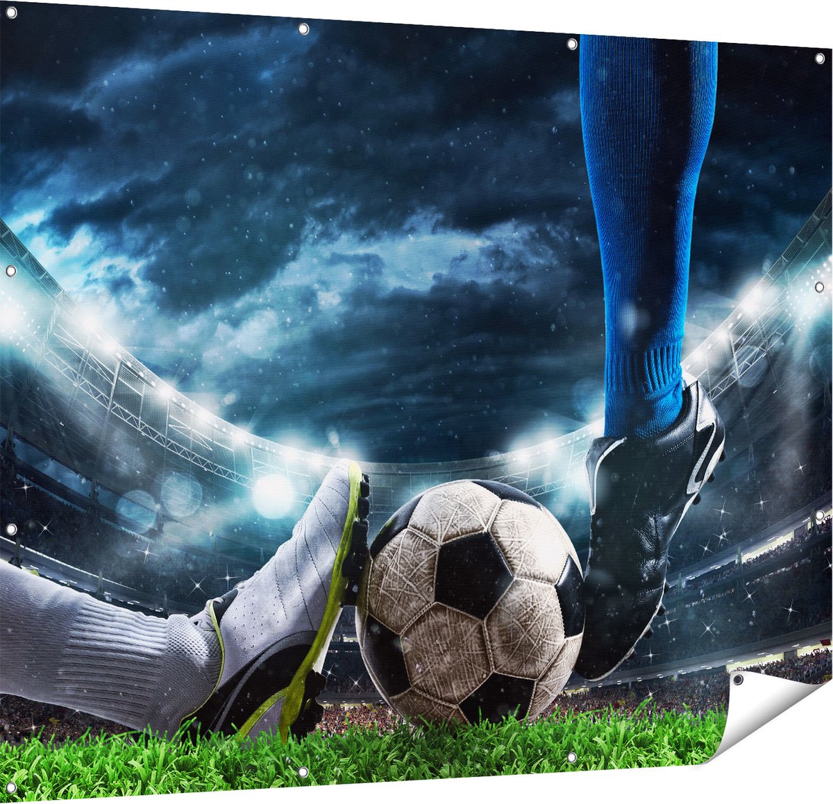 Gards Tuinposter Voetbal Sliding op de Bal in het Stadion - 150x120 cm - Tuindoek - Tuindecoratie - Wanddecoratie buiten - Tuinschilderij Multikleur