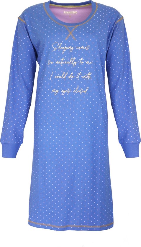 Lichtblauwe pyjamajurk met roze stippen en gouden tekst 'Sleeping comes so naturally to me. I could do it with my eyes closed'.