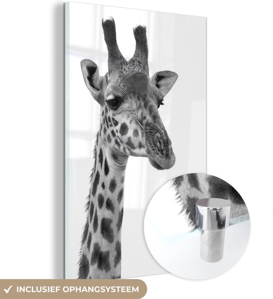 MuchoWow® Glasschilderij 80x120 cm - Schilderij acrylglas - Portret van een giraffe - zwart wit - Foto op glas - Schilderijen