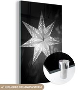 MuchoWow® Glasschilderij 120x180 cm - Schilderij acrylglas - Een verlichtte ster tijdens de winter - zwart wit - Foto op glas - Schilderijen